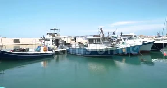 以色列的渔港装满了渔船视频的预览图
