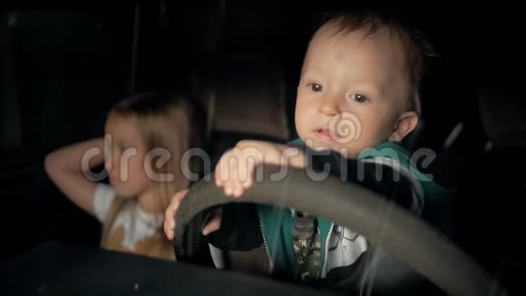孩子们假装开车坐在前排座位上视频的预览图
