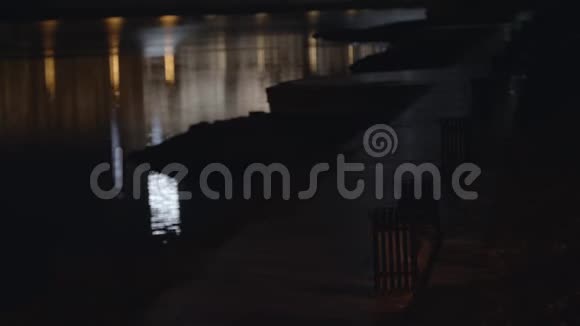 在码头的城市道路上晚上有长凳站在河堤上的空凳在水灯反射的背景上视频的预览图