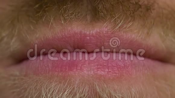 有胡子和胡须的男性嘴唇的特写镜头视频的预览图