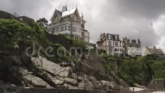 夏天站在河边坡顶上的时尚别墅从河边俯瞰视频的预览图
