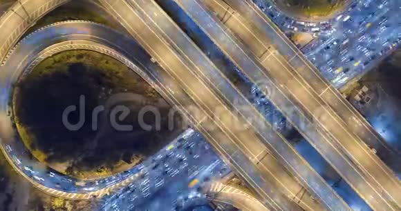 夜晚在城市的空中俯视交通道路环形交叉路口曼谷的时光流逝之巅视频的预览图