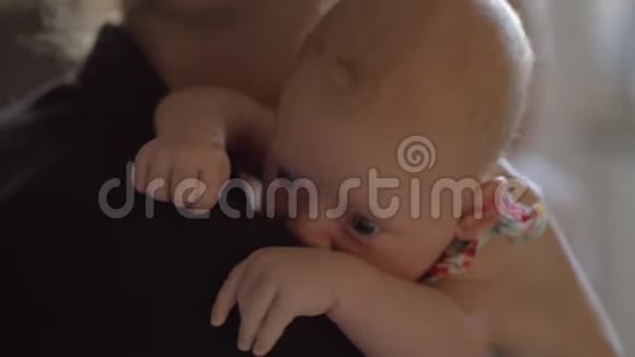 两个月大的女婴背着妈妈视频的预览图