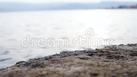 镜头向左看海中巨大的平坦岩石视频的预览图