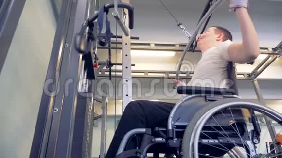 残疾人做上挡推力的技术视频的预览图