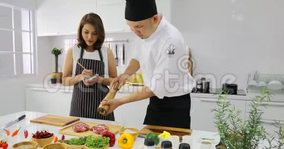 亚洲厨师教亚洲女学生视频的预览图