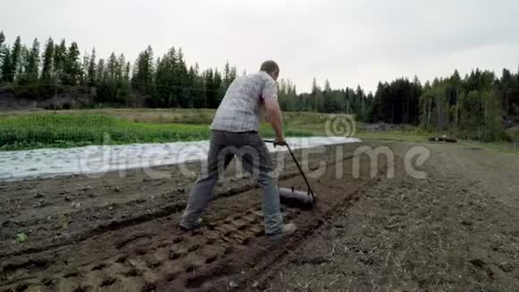 在农场使用农业设备的人4k视频的预览图