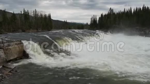 山河水伴慢动作特写挪威美丽的自然视频的预览图