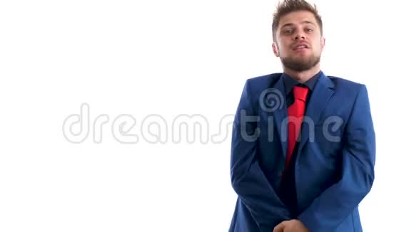 穿着蓝色商务服和红领带的男人在镜头前跳嘻哈舞视频的预览图