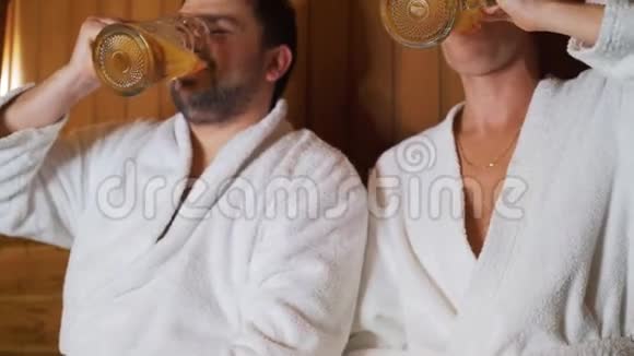 男人在洗澡桑拿喝啤酒时放松视频的预览图