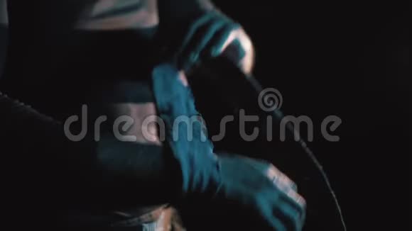体育拳击手男子拉手手腕包东方男性模特孤立在黑色背景上视频的预览图