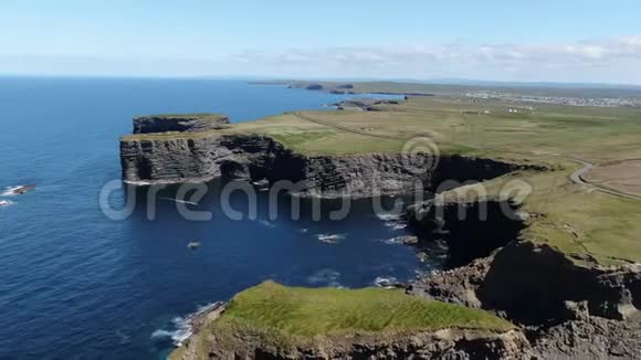 爱尔兰西海岸的美景空中无人机镜头视频的预览图