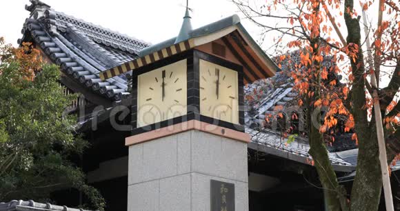 日本神殿的老式钟楼视频的预览图