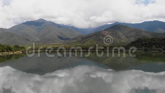 巨大的山湖湖外的山脉格鲁吉亚Kvare卡瓦雷利湖背景是群山视频的预览图