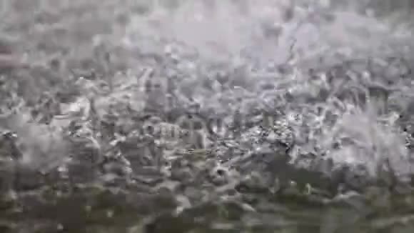水滴在水面上溅得很慢视频的预览图