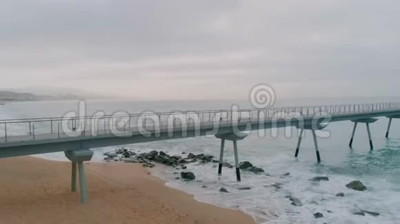 无边桥在海洋中伸展的侧景视频的预览图