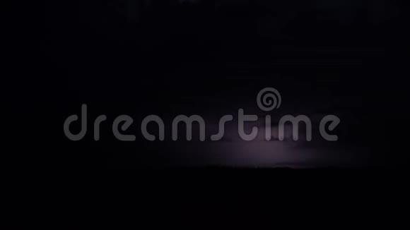夜间地平线上明亮的闪电暴风雨4k视频的预览图