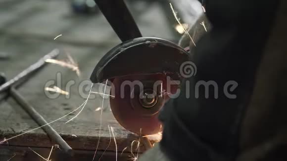 一个穿防护服的铁匠锯掉铁棒视频的预览图