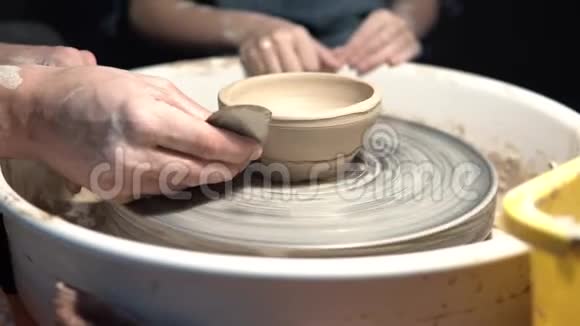 用粘土在陶工车轮上工作视频的预览图