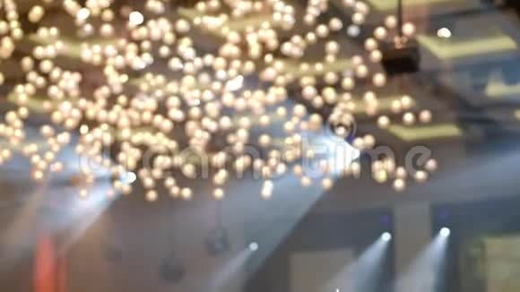 宴会厅派对用烛台上的蜡烛高清视频视频的预览图