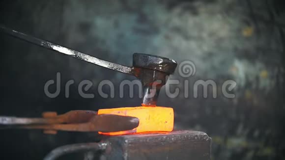 铁匠用电锤在铁砧上工作人用红热钢打洞工艺视频的预览图