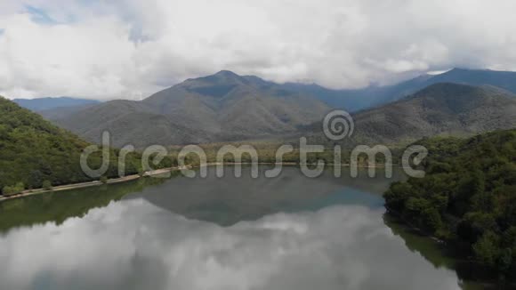 巨大的山湖湖外的山脉格鲁吉亚Kvare卡瓦雷利湖背景是群山视频的预览图