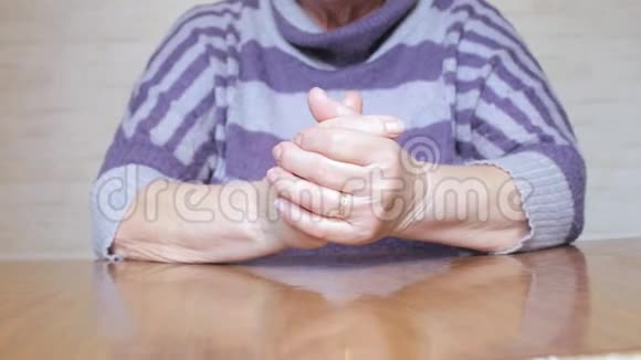 一位老年妇女紧张的手部动作视频的预览图