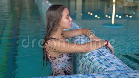 室内游泳池边上的女孩视频的预览图