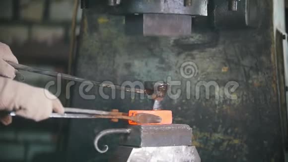 铁匠用电锤在铁砧上打洞用红钢制造工艺视频的预览图
