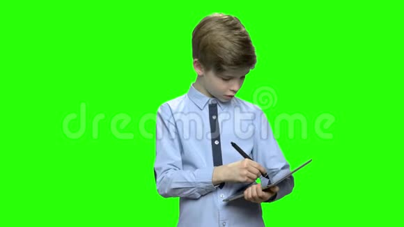 智能男孩在平板电脑上绘画的肖像视频的预览图
