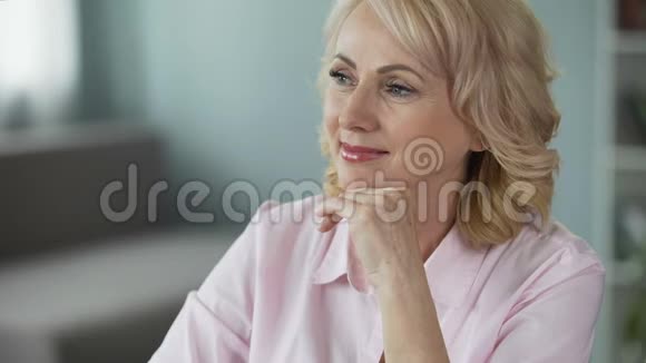 微笑的女人对她的养老金计划感到满意快乐的退休者看着镜头视频的预览图