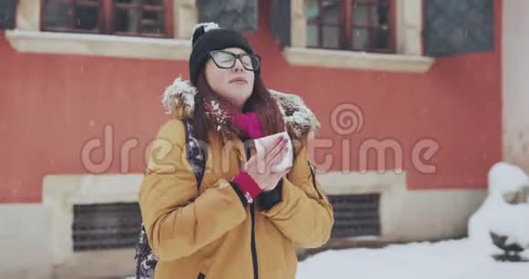 生病的女人把她的鼻子吹进纸巾外门冬季寒冷天气视频的预览图