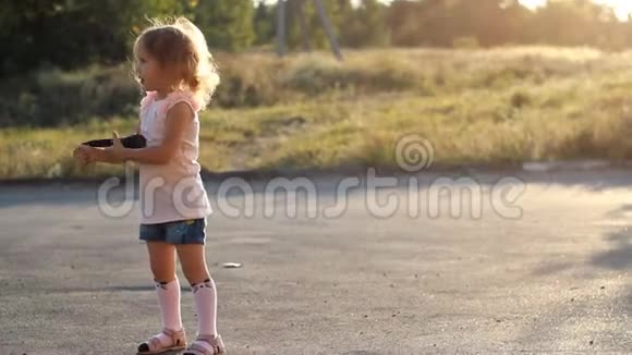 童女在夏日夕阳的余晖中对着麦克风唱着一首歌有才华的婴儿是一种音乐声音视频的预览图