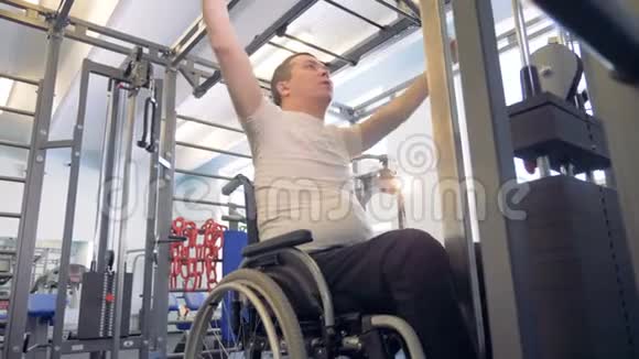 残疾人在训练器材的健身房里做运动视频的预览图