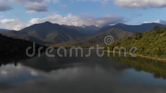 巨大的山湖湖外的山脉格鲁吉亚Kvare卡瓦雷利湖背景是群山视频的预览图