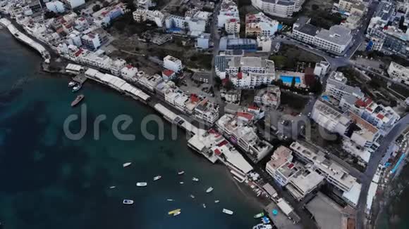 希腊克里特岛海尔森西斯码头的空中全景视频的预览图