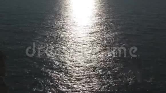 大海中太阳的倒影视频的预览图