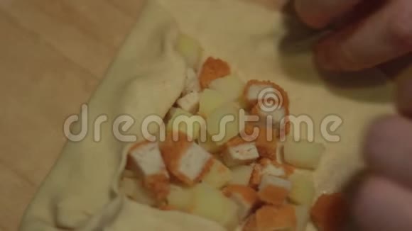 烹制鞑靼民族菜肴编织和加入三角形的两边煮面粉视频的预览图