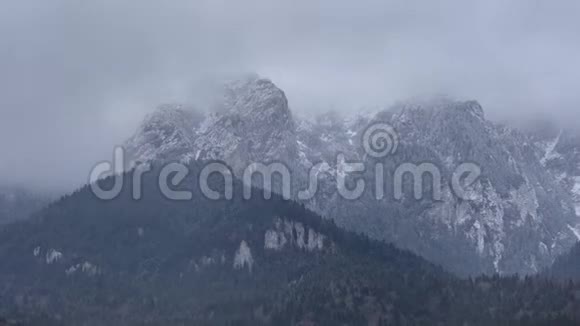 冬季的皮亚特拉克拉乌瑞山脉景色动态云云视频的预览图