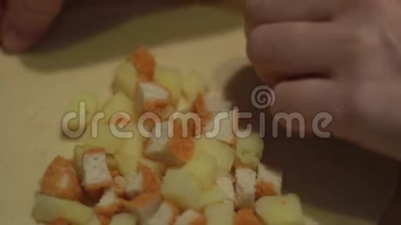 烹制鞑靼民族菜肴编织和加入三角形的两边煮面粉视频的预览图