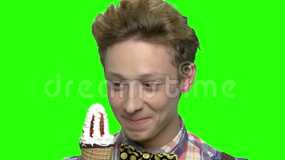 特写少年享受冰淇淋的肖像视频的预览图