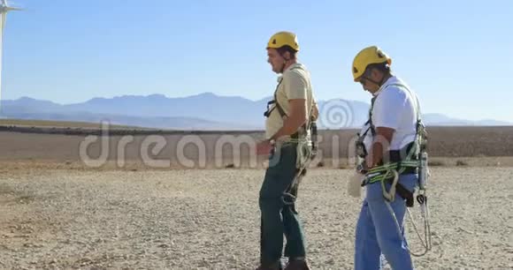 2名男工程师在风电场散步视频的预览图