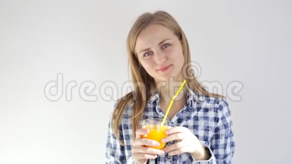 女孩微笑着用吸管喝橙汁视频的预览图