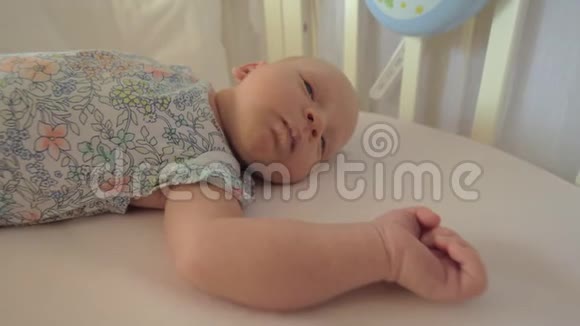 白天睡觉前婴儿床的新生儿视频的预览图