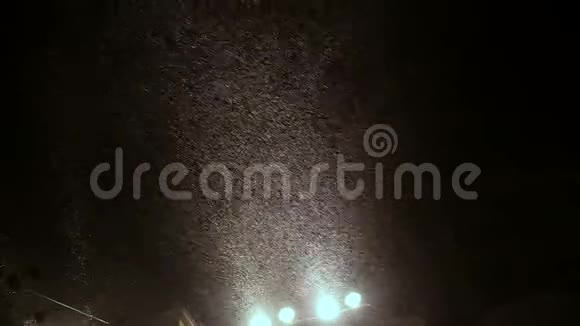 降雪背景冬季暴风雪夜间降雪迅速的背景视频的预览图