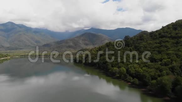 巨大的山湖湖外的山脉格鲁吉亚Kvare卡瓦雷利湖背景是群山视频的预览图