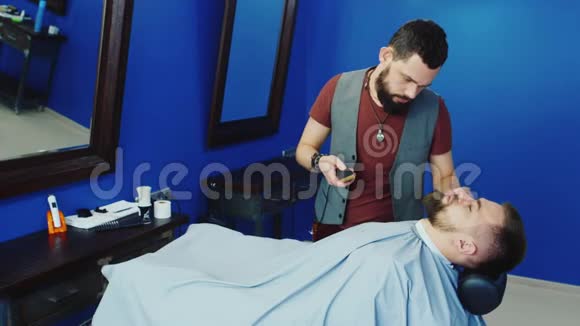 男人在理发店或发廊发型和理发工作场所的理发师视频的预览图