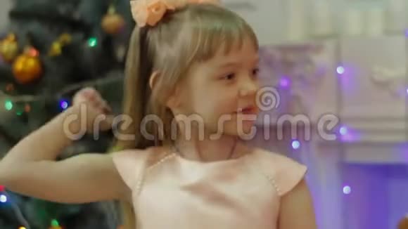 在圣诞树背景上跳舞的女孩视频的预览图