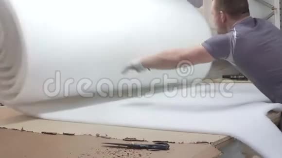 人切割做家具视频的预览图