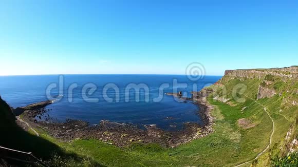鸟瞰巨人铜锣湾最受欢迎和著名的地标在北爱尔兰大西洋海岸和平静的海水视频的预览图